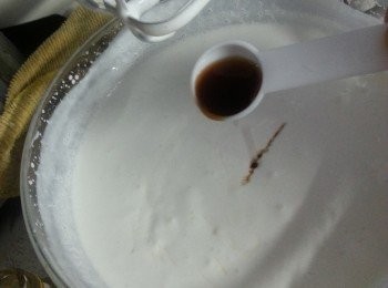 step5: 再加入雲呢拿香油攪匀