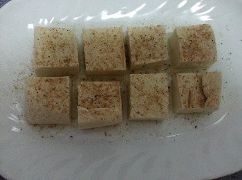 step2: 灑上鹽及你喜歡的調味品（如五香粉、孜然等等），放置15分鐘。倒掉多餘的水份，然後大火蒸10分鐘。