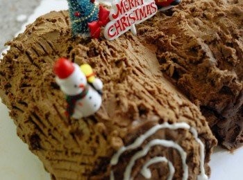 step6: 加上聖誕裝飾及灑上糖霜即成！