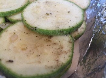 step7: 準備烤盤，塗些許菜油防黏，放入第一塊麵團，上面放翠玉瓜，再放第二塊麵團，用保鮮膜蓋好，