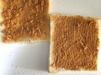 step1: 把方麭去皮，其中一塊塗上帶有花生粒的花生醬，另一塊塗上沒有花生粒花生醬。再把2塊夾起像三文治。