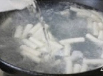 step4: 煮一大鍋水，沸騰時下入年糕，轉中小火，再次沸騰時倒入少量冷水，再次煮沸再加冷水，如此反覆三至四次，煮至年糕完全浮起時，關火