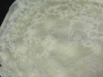 step4: 不粘鍋燒熱後倒少許油過一下鍋再用廚房紙擦去轉中小火後倒入適當麵糊來回晃動不粘鍋當麵糊均勻平鋪在鍋面成圓面皮