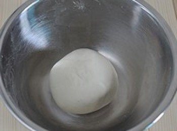 step2: 把麵粉揉和成光滑的麵團