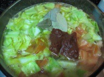 step5: 加水蓋過蔬菜，加一坨番茄醬和兩片香葉