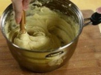 step5: 此時一定要注意，配方裡的雞蛋不一定需要全部加入，加入雞蛋以後，麵糊會變得越來越濕潤細滑