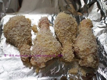 step3: 焗盤鋪上錫紙, 塗一層薄油, 鷄膇沾好之後平均放在焗盤上