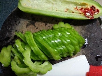 step1: 涼瓜刮去中間籽部份,洗淨斜切片