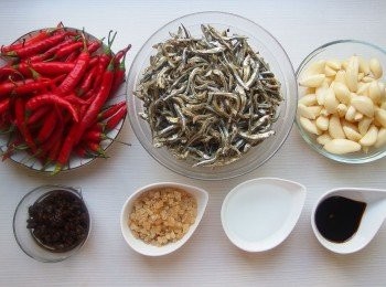 step1: 準備所有材料。小魚干先用水清洗瀝乾,建議挑選體型小的魚干,口感會更佳。冰糖可先磨成細粒狀。