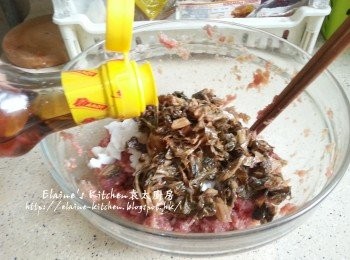 step6: 再加入<span class="group_2">醃料</span>拌勻靜待10分鐘後加入薑汁 , 鮮准山 , 梅菜及麻油拌勻