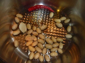 step2: 取快鍋,倒入所有調味料,蒜碎及辣椒煮滾出香氣.續放入步驟1拌勻.