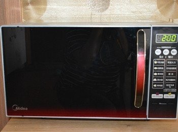 step5: 將紫薯餅均勻地擺放在蒸架上，放入微波爐，高火加熱2分鐘。