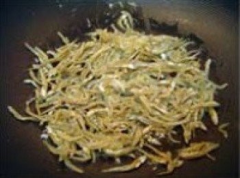step3: 爆香後加入小魚乾，略炒