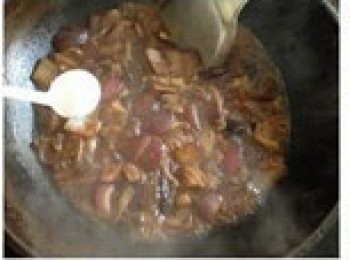 step4: 加開水至沒過肉片，加少許鹽調味，轉小火燜約30分鐘，打開加入胡蘿蔔和木耳，繼續小火燜約20分鐘。