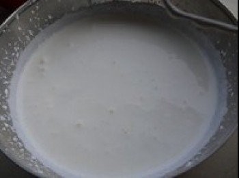 step4: 剛開始不用加糖，中速打發，大約1分鐘。然後慢慢加入糖，高速打發2分鐘。 
（圖為打了2分鐘之後的狀態，感覺有一點點稠了。）