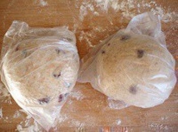 step7: 排氣，分成2等分，裝進保鮮膜袋，醒發15分鐘。