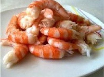 step2: 蝦仁變色後撈出，降溫後去掉頭尾、剝去外殼、挑去蝦線