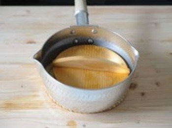 step5: 再放入壓乾水分的豆皮，蓋上鍋內蓋（直接蓋在豆皮上。道理和做關東煮時蓋木蓋一樣，使<span class="group_1">食材</span>充分浸泡在汁水中）。小火燉煮30分鐘，直到汁液慢慢變少。看到汁水快要煮乾時熄火。使豆皮充分入味