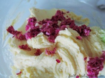 step5: 沥干玫瑰花瓣水份，把花瓣加入面团里