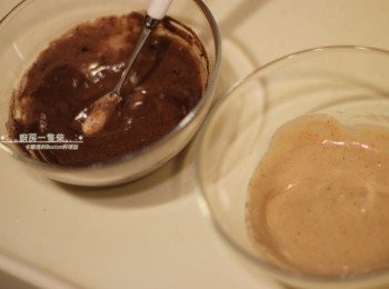 step9: 取兩個小碗，各舀1大匙蛋黃糊+1大匙蛋白糊，分別加入適量可可粉，調成深淺兩種咖啡色，分別裝入塑膠袋中綁緊。