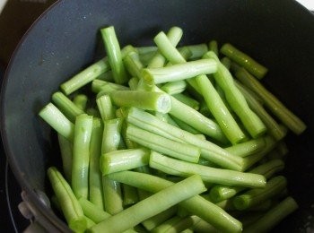 step2: 起一油鍋，半煎炸四季豆