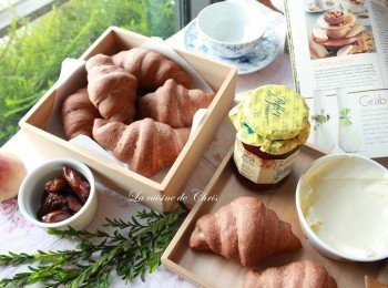 step7: 不是多甜的麵包，切開抹果醬，乳酪醬，或夾生菜，火腿片等，鹹甜都適宜～！