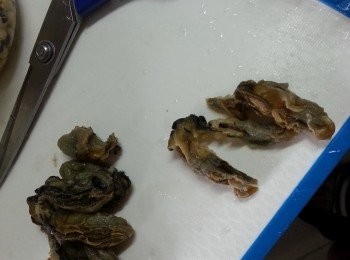 step4: 蠔豉浸軟剪開兩邊