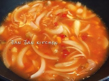 step4: 即倒入地中海蕃茄湯，這湯比較稀釋，其實可以不用加水。但不同牌子有不同狀況，如杰身的可以加入少許水。