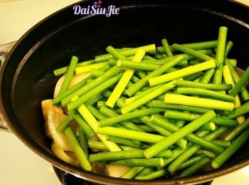 step5: 再加入蒜心爆香。