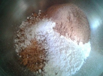 step1: 先將糖，可可粉，麵粉混合拌勻