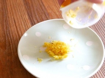 step1: 徹底洗淨檸檬表面，尤其要注意清除檸檬表面的蠟質。刨出檸檬皮屑備用。注意只要檸檬皮表面黃色的部份，不要刨到任何白色的部份，否則會變苦。