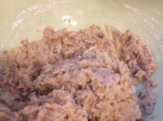 step2: 烚栗子約15-20分鐘，剝殼，待稍涼，用叉子壓爛栗子做成栗蓉，加入糯米粉、黃糖、鹽 拌匀，