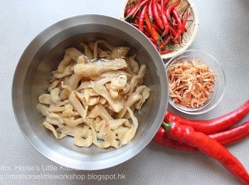 step1: 先將菜脯清洗一下後放入清水浸泡15-20分鐘