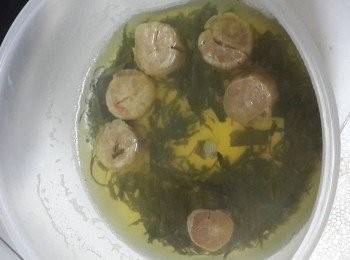 step1: 乾瑶柱倒入兜中，加入熱水蓋面，加入一茶匙茶葉、放入微波爐用高火叮4分鐘，洗凈，撕成幼絲