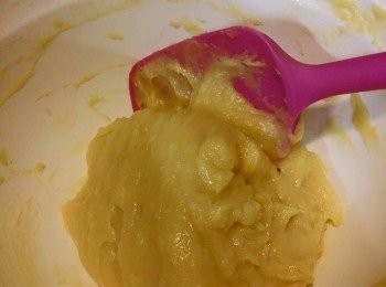 step2: 把將水，牛奶，牛油，鹽，細砂糖一起放入小鍋中，用中火煮至完全沸騰後迅速倒入過好篩的麵粉，然後關火。