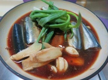 step3: 起鍋加入<span class="group_2">醬汁</span>放上蔥薑蒜.煮滾後轉小火.蓋上鍋蓋慢煮1.5HR