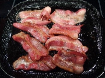 step6: 將培根小火煎出焦香酥脆。