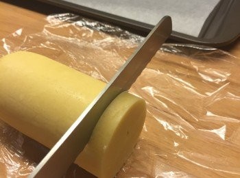 step6: 預熱焗爐170度，取出麵團，切成約5mm厚片，舖在有牛油紙嘅烤盤上