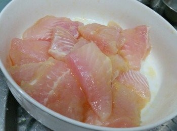 step2: -將半份蛋液加入魚塊撈勻，令魚塊薄薄沾上蛋漿