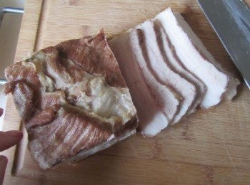 step12: 冷卻後的五花肉塊切成厚薄適中的片；