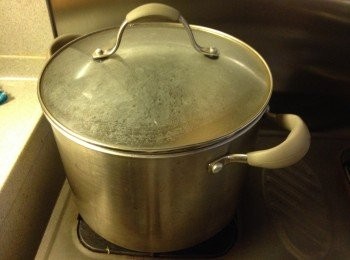 step4: 大火煮滾後轉小火煮半小時, 後熄火焗15分鐘, 之後再次開火煮滾後轉小火半小時, 之後再熄火焗15分鐘