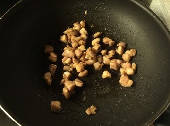 step5: 大火下油先煎雞粒至金黃