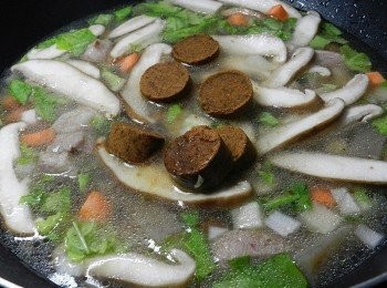 step11: 加入水與咖哩塊，煮約30分鐘