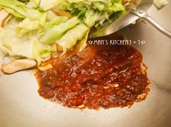 step3: 稍微拌炒後將菜和豆干望鍋邊播，並利用空出來的空間將辣豆瓣醬炒香。