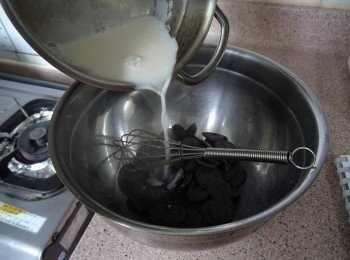 step3: 鮮奶煮滾， 倒入朱古力粒內， 攪拌成朱古力醬狀， 待15分鐘至室溫