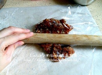 step12: 餘下的豬肉碎同樣將200g的豬肉碎放焗爐紙上