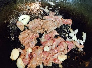 step3: 燒熱油鑊，爆香蒜頭及乾葱，放入牛肉快炒至轉色，盛起。