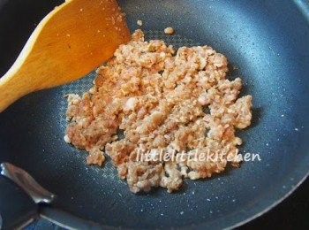 step1: 用油炒香乾蔥蓉，下已調味的免治肉