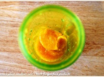 step2: 甜柿洗淨去皮後，分切成塊狀，直接放入至果汁機中。