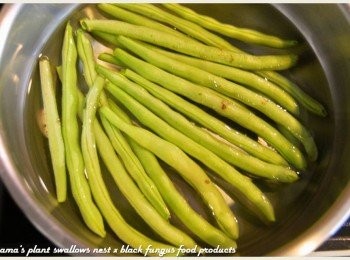 step2: 四季豆洗淨，放入加了鹽巴的滾水中川燙片刻，瀝乾水分後撈出備用。